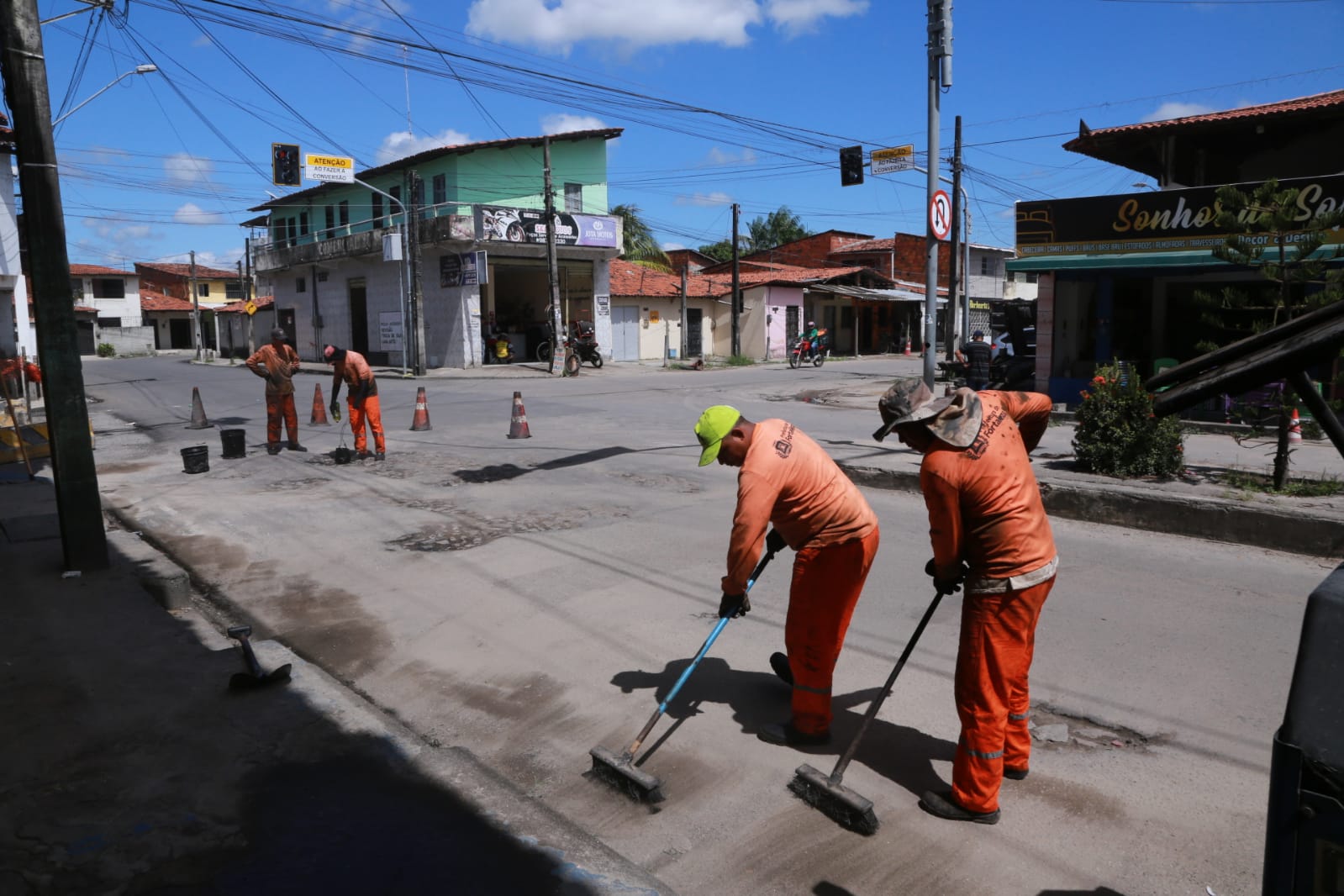 homens aplicando asfalto numa via